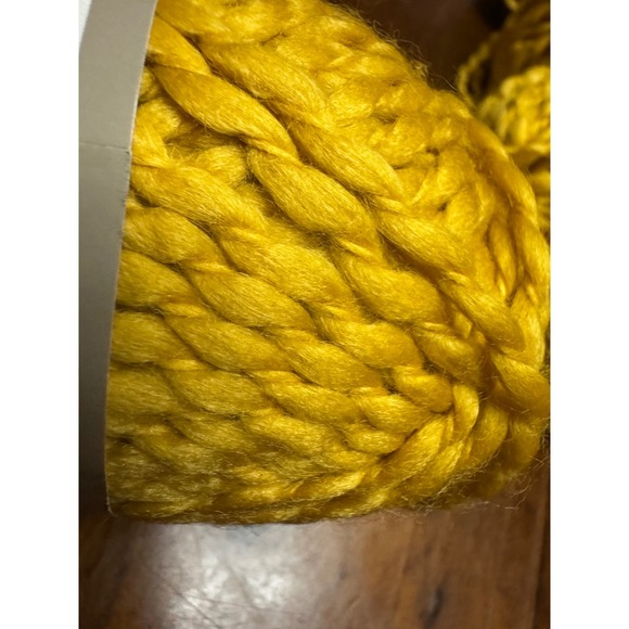Lion Brand Softball Yarn 6 Skeins Eagles Yellow Bulky #5 Knitting‎ Crochet - Picture 6 of 6